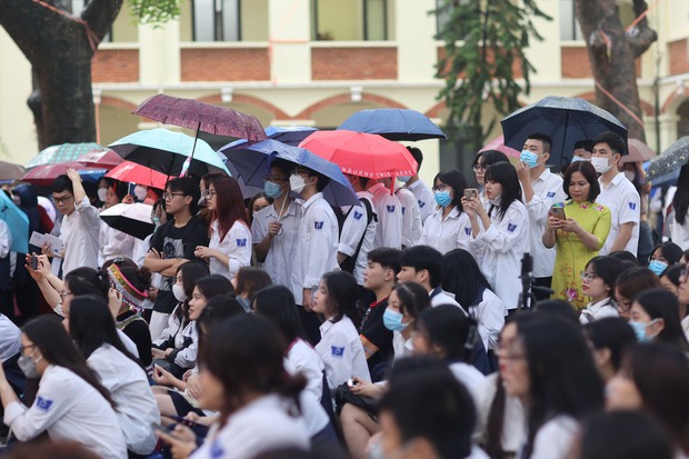 Toàn cảnh lễ bế giảng tại trường cấp 3 có view đẹp nhất Hà Nội: Chẳng còn thời gian để quý, để yêu thương nhau nữa rồi! - Ảnh 10. Toàn cảnh lễ bế giảng tại trường cấp 3 có view đẹp nhất Hà Nội: Chẳng còn thời gian để quý, để yêu thương nhau nữa rồi! - Ảnh 10.