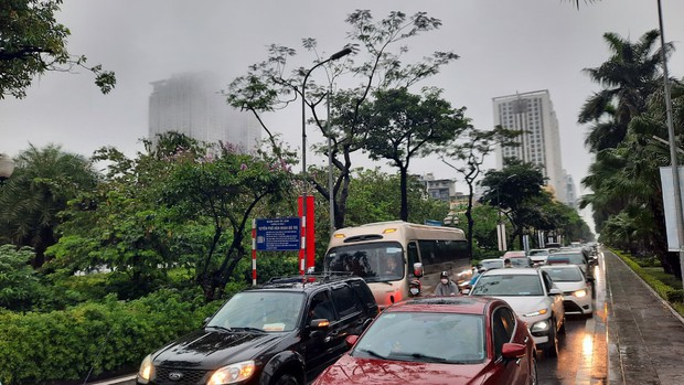 Đường phố Hà Nội ùn tắc nghiêm trọng trong ngày mưa lớn, người dân vất vả di chuyển đi học, đi làm - Ảnh 10.
