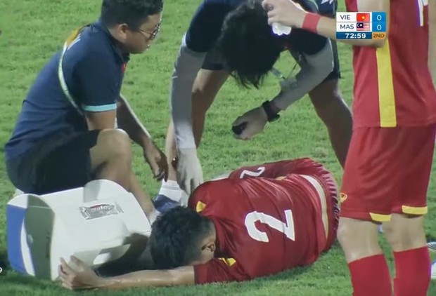 NÓNG: Trụ cột U23 Việt Nam chấn thương nặng phải ra nước ngoài phẫu thuật - Ảnh 1.