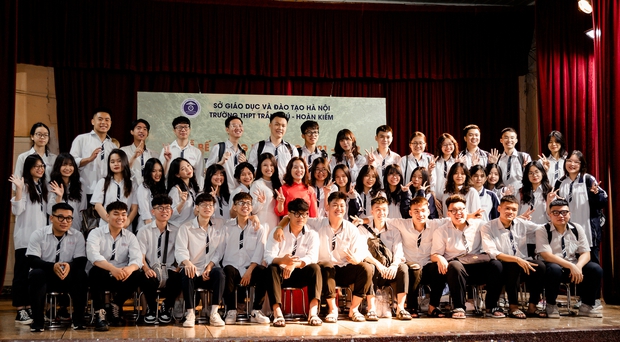 Lễ bế giảng và tri ân trong mưa của học sinh Trần Phú (Hà Nội): Những giọt nước mắt đã rơi, tạm biệt nhé! - Ảnh 3. Lễ bế giảng và tri ân trong mưa của học sinh Trần Phú (Hà Nội): Những giọt nước mắt đã rơi, tạm biệt nhé! - Ảnh 3.