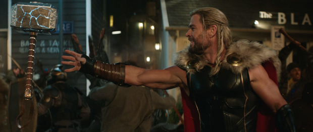 Thor shows off his body like a statue, the evil Gorr shows up in the official trailer - Photo 2.