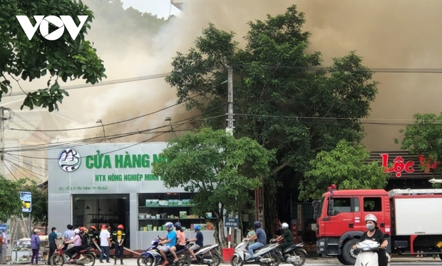 Dập tắt đám cháy tại cửa hàng nông sản ở thành phố Yên Bái - Ảnh 1.
