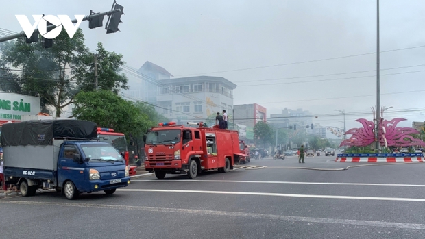 Dập tắt đám cháy tại cửa hàng nông sản ở thành phố Yên Bái - Ảnh 2.