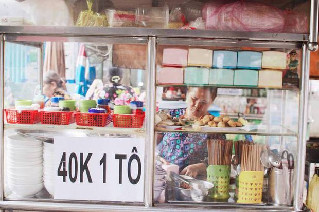 The special thing that makes the Saigon sidewalk restaurant world famous, a decade of still keeping the price affordable - Photo 4.