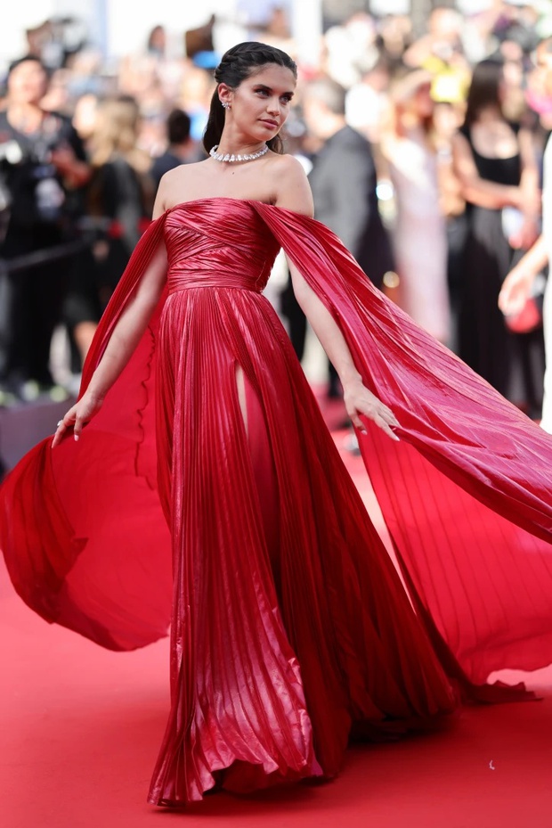 Siêu thảm đỏ Cannes 2022: Naomi Campbell lộng lẫy tựa nữ hoàng, Kristen Stewart và Thang Duy đẹp hoàn mỹ vẫn chịu cảnh lép vế - Ảnh 20.
