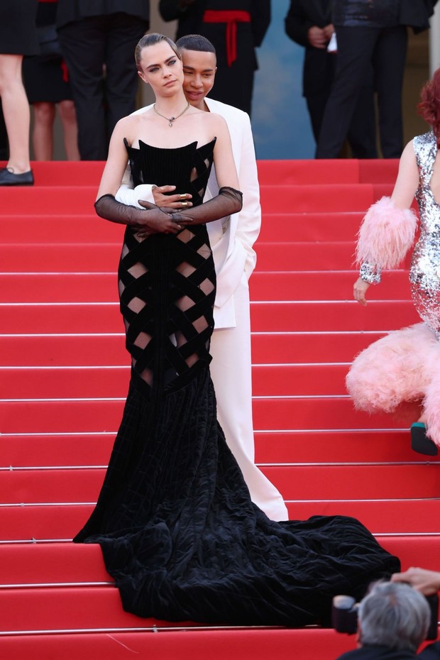 Thảm đỏ Cannes: Bella Hadid đẹp kinh điển so kè thiên thần Cara, minh tinh đắt giá nhất Bollywood dẫn đầu dàn mỹ nhân mặc độc lạ - Ảnh 5.
