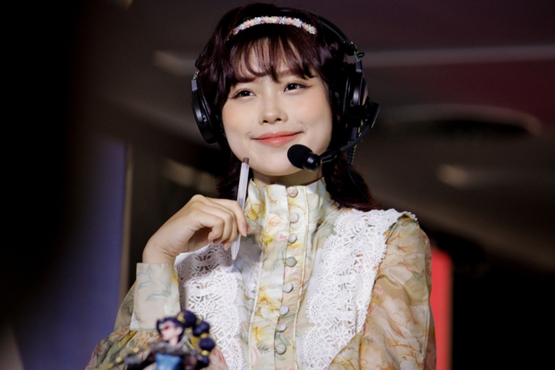 Phỏng vấn Yoonsul - Nữ MC Tốc Chiến gây bão tại SEA Games 31: Biết 4 ngoại ngữ, muốn trở thành hình tượng MC Gen Z cá tính nhất! - Ảnh 1.