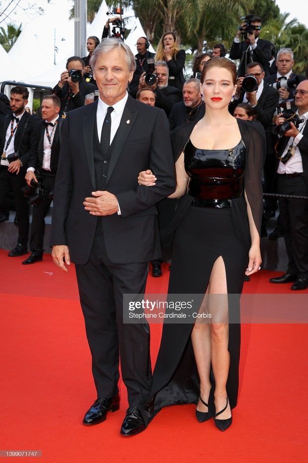 Thảm đỏ Cannes: Bella Hadid đẹp kinh điển so kè thiên thần Cara, minh tinh đắt giá nhất Bollywood dẫn đầu dàn mỹ nhân mặc độc lạ - Ảnh 13.