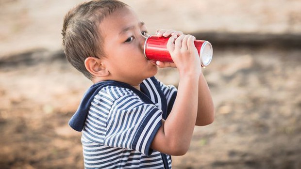 Trẻ dưới 4 tuổi uống loại nước này thường xuyên dễ dậy thì sớm thế nhưng tủ lạnh nhà nào cũng có - Ảnh 1.