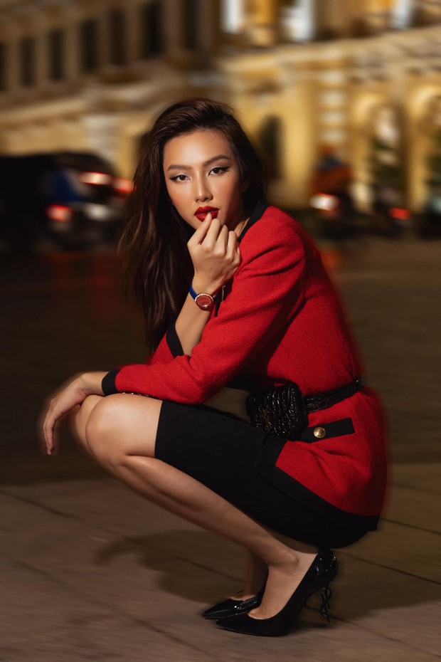 Hoa hậu Thùy Tiên diện áo xẻ vòng 1 sexy, thả dáng cực chất như fashionista trên phố - Ảnh 2.