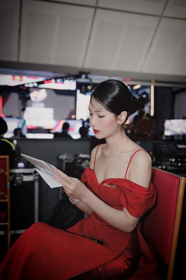 Nữ MC xinh đẹp của Esports SEA Games được CĐM khen ngợi và hành động đáng yêu khi đội tuyển VN giành HCV - Ảnh 2. Nữ MC xinh đẹp của Esports SEA Games được CĐM khen ngợi và hành động đáng yêu khi đội tuyển VN giành HCV - Ảnh 2.