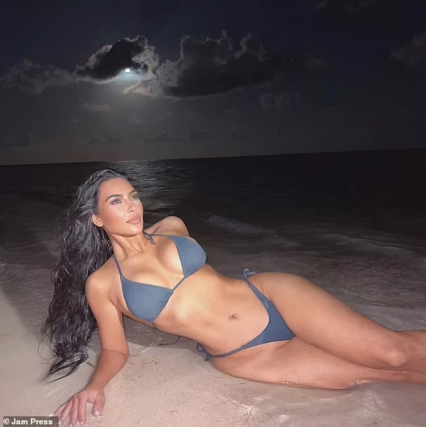 Kim Kardashian released a tiny bikini photo that caused a social media storm - Photo 3.