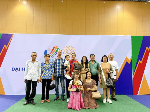 Vừa ở cữ xong quay lại thi đấu, mẹ bỉm làm nên lịch sử cho thể thao Việt Nam: Bố mẹ chồng cũng giúp sức cho con dâu giành HCV - Ảnh 4.