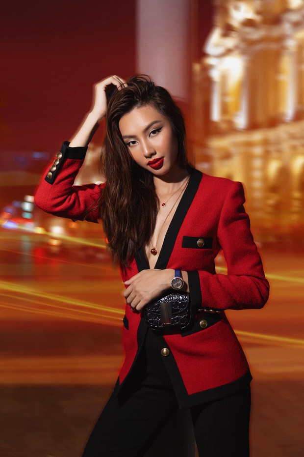 Hoa hậu Thùy Tiên diện áo xẻ vòng 1 sexy, thả dáng cực chất như fashionista trên phố - Ảnh 5.