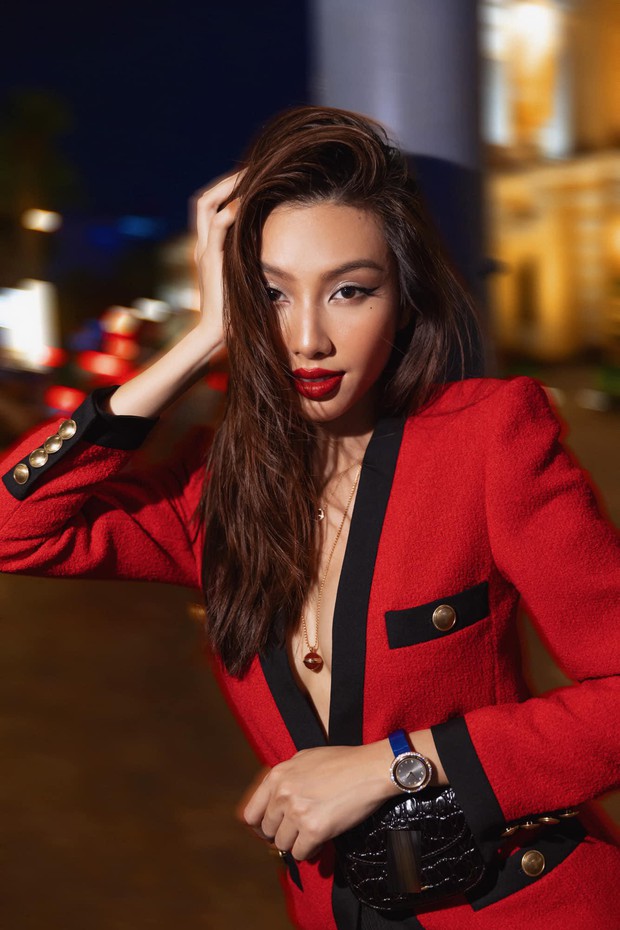 Hoa hậu Thùy Tiên diện áo xẻ vòng 1 sexy, thả dáng cực chất như fashionista trên phố - Ảnh 6.