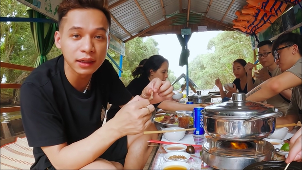 Không chỉ giỏi phá đảo game, các streamer triệu view còn hành nghề food-reviewer, travel-blogger... mượt mà chẳng kém gì dân chuyên! - Ảnh 3.