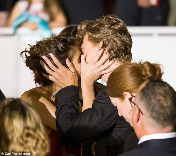 Con gái huyền thoại Cindy Crawford ôm ấp khóa môi bạn trai không rời ở LHP Cannes - Ảnh 11.