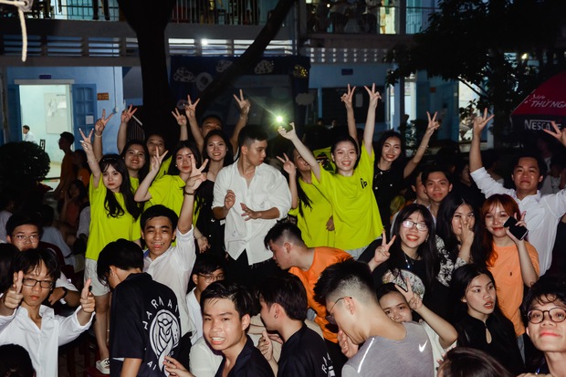 Nam sinh nữ tú trường Nguyễn Huệ (Huế) lên đồ lộng lẫy, tham dự lễ tri ân và trưởng thành cuối cùng của đời học sinh - Ảnh 9. Nam sinh nữ tú trường Nguyễn Huệ (Huế) lên đồ lộng lẫy, tham dự lễ tri ân và trưởng thành cuối cùng của đời học sinh - Ảnh 9.