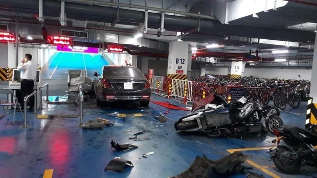 Hà Nội: Xe sang Mercedes Maybach tông loạt xe máy ở hầm chung cư, một người bị thương - Ảnh 1.