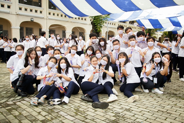 Dàn nữ sinh gây thương nhớ tại lễ ra trường của chuyên Lê Hồng Phong (TP.HCM): Ai cũng xinh quá trời! - Ảnh 1. Dàn nữ sinh gây thương nhớ tại lễ ra trường của chuyên Lê Hồng Phong (TP.HCM): Ai cũng xinh quá trời! - Ảnh 1.