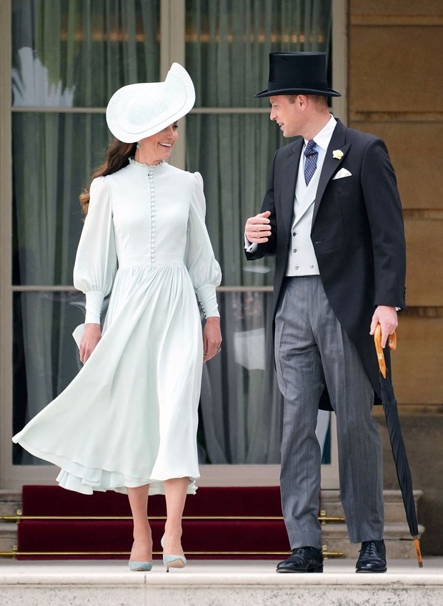 Công nương Kate xinh đẹp rạng ngời trong sự kiện bất chấp thời tiết xấu, nhà Meghan Markle đoàn tụ với Hoàng gia Anh - Ảnh 1.