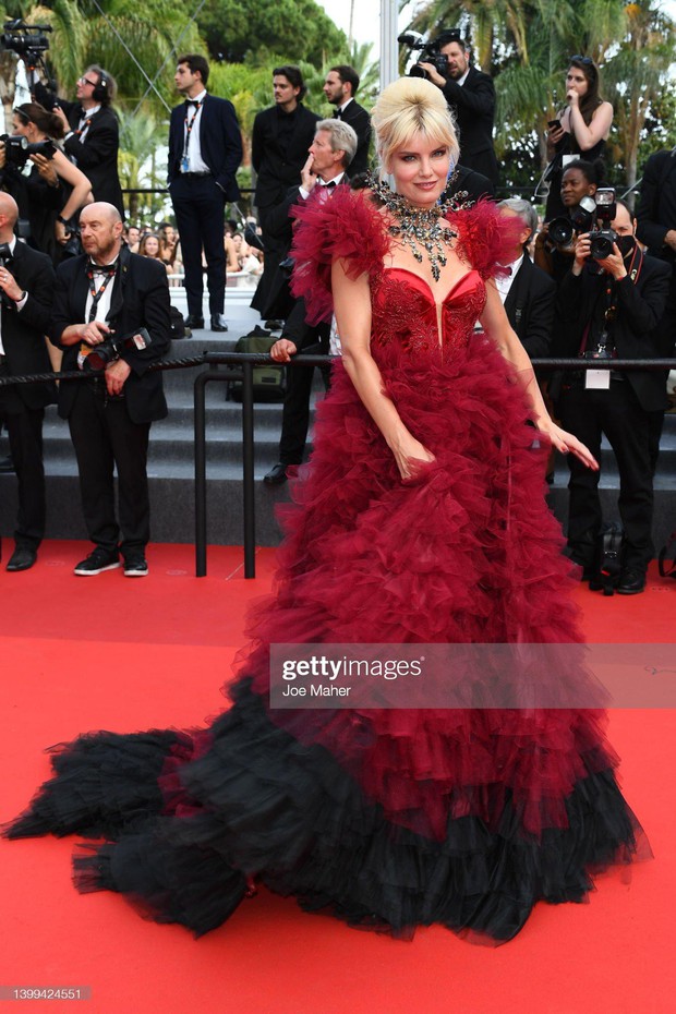 Cannes ngày 10: Bella Hadid thành tâm điểm với mốt không nội y, thả dáng đẹp như tượng tạc - Ảnh 11.