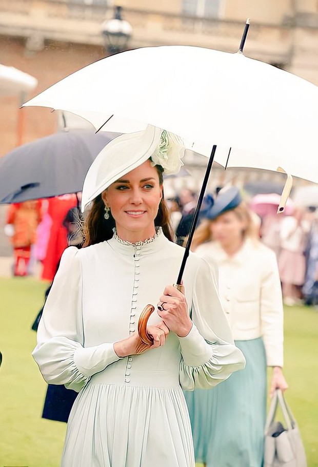 Công nương Kate xinh đẹp rạng ngời trong sự kiện bất chấp thời tiết xấu, nhà Meghan Markle đoàn tụ với Hoàng gia Anh - Ảnh 3.