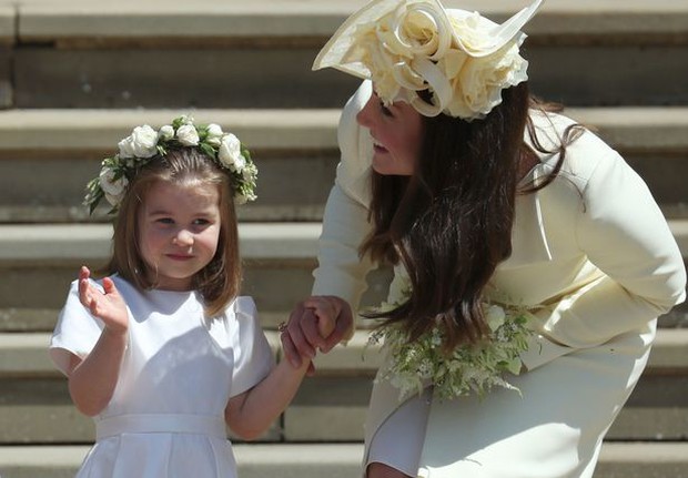 Meghan Markle ăn mặc giản dị đi làm từ thiện, Công nương Kate ủng hộ em dâu qua chi tiết tinh tế - Ảnh 3.