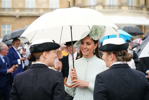 Công nương Kate xinh đẹp rạng ngời trong sự kiện bất chấp thời tiết xấu, nhà Meghan Markle đoàn tụ với Hoàng gia Anh - Ảnh 5.