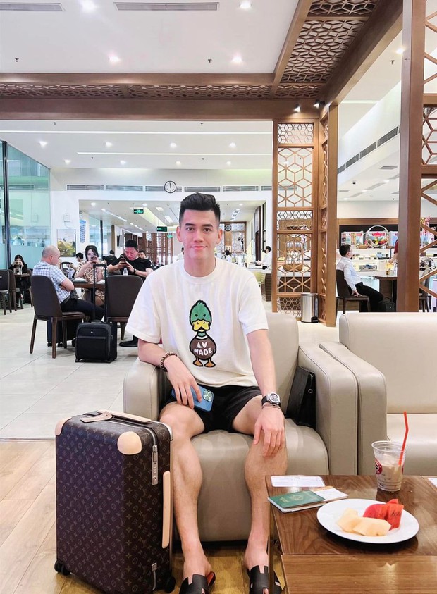 Cuộc sống như mơ ẩn sau sân cỏ của Tiến Linh: Lái xe sang tiền tỷ, xài toàn đồ hiệu - Ảnh 5. Cuộc sống như mơ ẩn sau sân cỏ của Tiến Linh: Lái xe sang tiền tỷ, xài toàn đồ hiệu - Ảnh 5.
