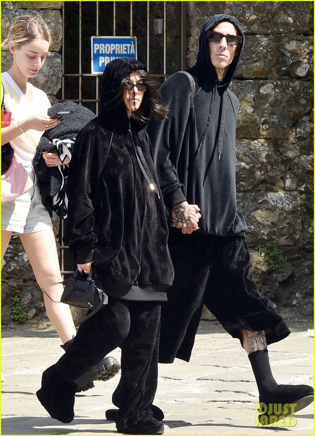 Kourtney Kardashian và chồng trẻ diện đồ đôi đi chơi sau hôn lễ - Ảnh 7.