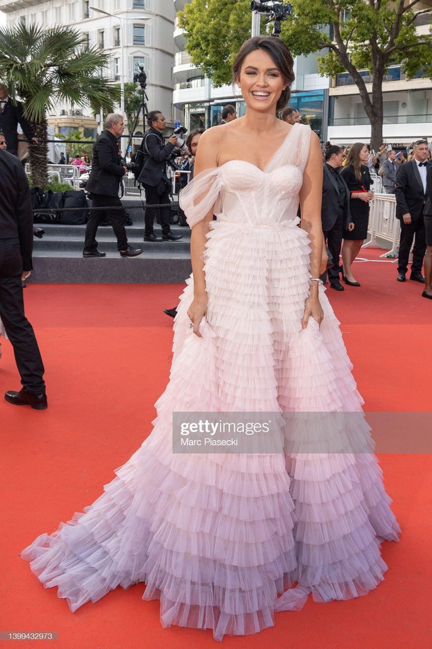 Cannes ngày 10: Bella Hadid thành tâm điểm với mốt không nội y, thả dáng đẹp như tượng tạc - Ảnh 8.