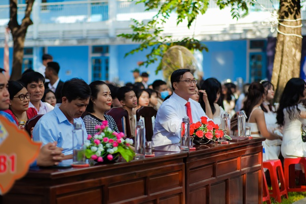 Nam sinh nữ tú trường Nguyễn Huệ (Huế) lên đồ lộng lẫy, tham dự lễ tri ân và trưởng thành cuối cùng của đời học sinh - Ảnh 1.