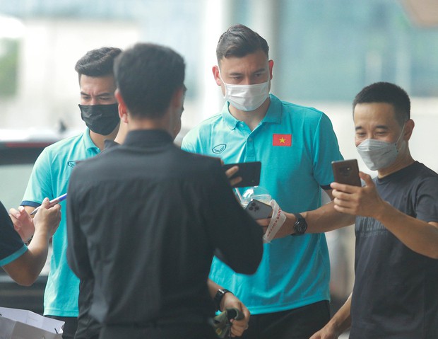 Văn Lâm và Tiến Linh bị fan vây kín, phải nhờ bảo vệ trợ giúp để lên xe ra sân bay - Ảnh 3.