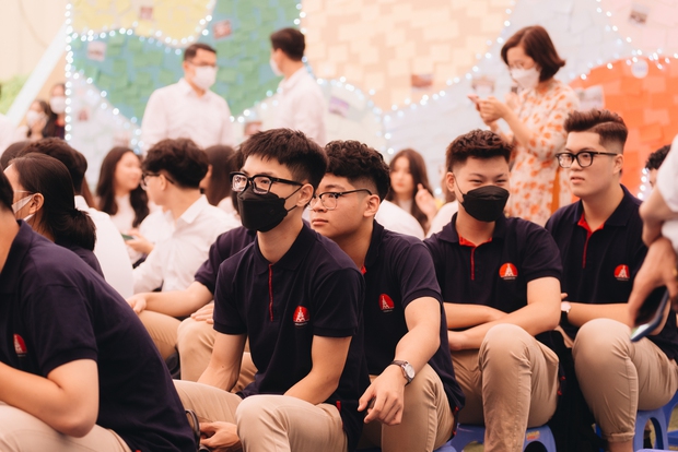 Lễ bế giảng trường Marie Curie: 1001 cảm xúc bồi hồi, sự xuất hiện của gia đình NSƯT Chiều Xuân gây chú ý - Ảnh 10. Lễ bế giảng trường Marie Curie: 1001 cảm xúc bồi hồi, sự xuất hiện của gia đình NSƯT Chiều Xuân gây chú ý - Ảnh 10.