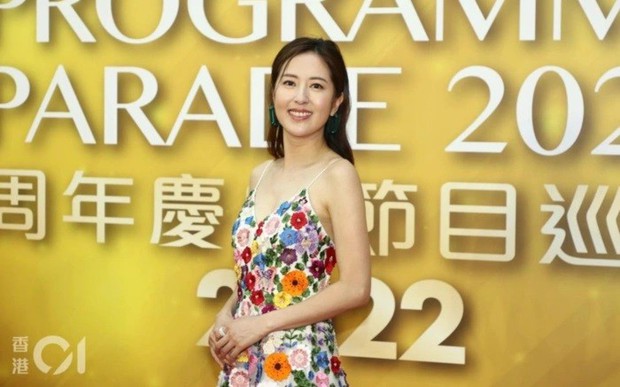 Mỹ nhân TVB trượt ngã trên sân khấu do mang giày cao gót - Ảnh 3.