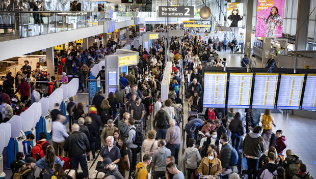 Sân bay lớn thứ 3 thế giới ở Hà Lan ngừng hoạt động do thiếu nhân viên an ninh - Ảnh 1.