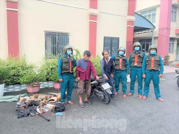 Cẩu tặc xịt hơi cay chống trả vẫn không chạy thoát - Ảnh 2.