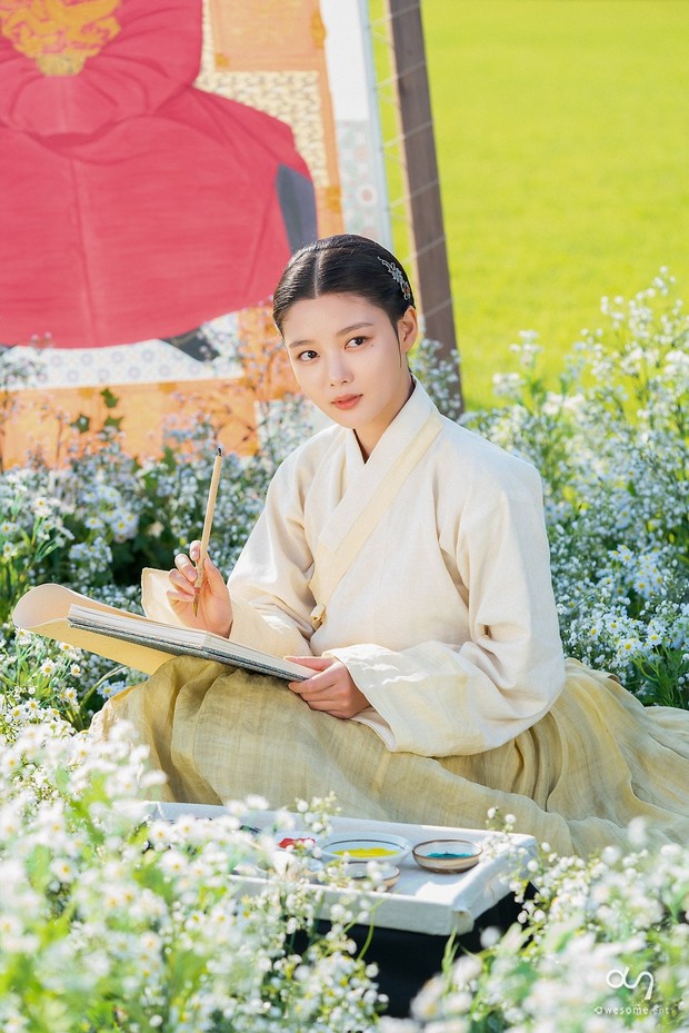 Kim Yoo Jung từng may mắn né đẹp một bom xịt: Người thế thân lại chính là nữ thần nổi nhất phim Hàn 2022? - Ảnh 1.