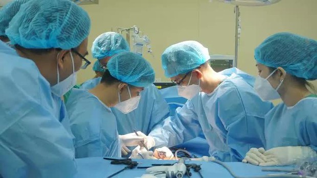 Tình mẫu tử ca ghép thận mẹ cho con trai - Ảnh 1. Tình mẫu tử ca ghép thận mẹ cho con trai - Ảnh 1.