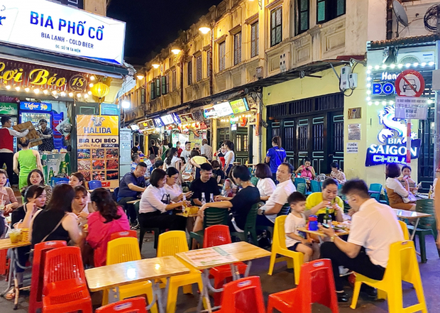 Quán bia hơi Hà Nội “hốt bạc” ngày nắng nóng - Ảnh 2. Quán bia hơi Hà Nội “hốt bạc” ngày nắng nóng - Ảnh 2.