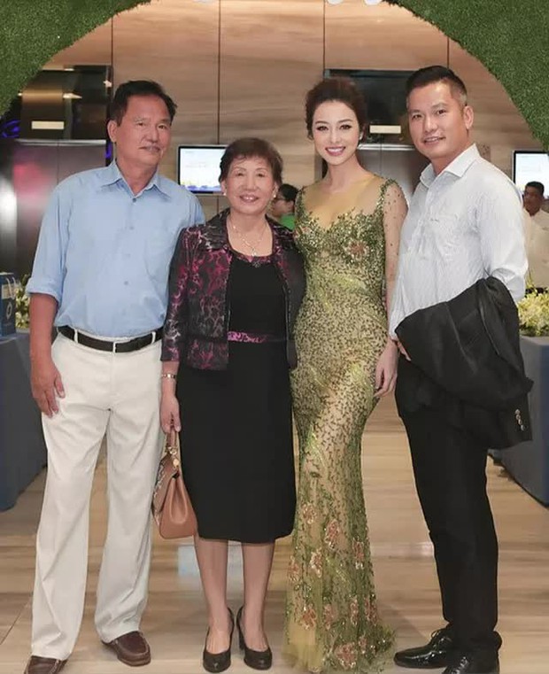 Làm dâu gia đình danh giá: Jennifer Phạm xuất sắc làm vợ làm mẹ, vẫn không giã từ showbiz - Ảnh 3.