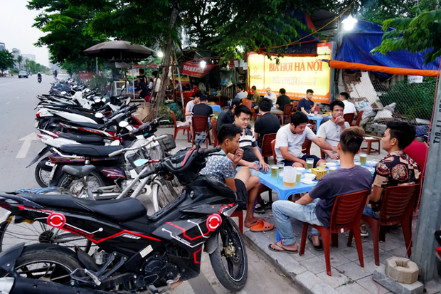 Quán bia hơi Hà Nội “hốt bạc” ngày nắng nóng - Ảnh 3. Quán bia hơi Hà Nội “hốt bạc” ngày nắng nóng - Ảnh 3.