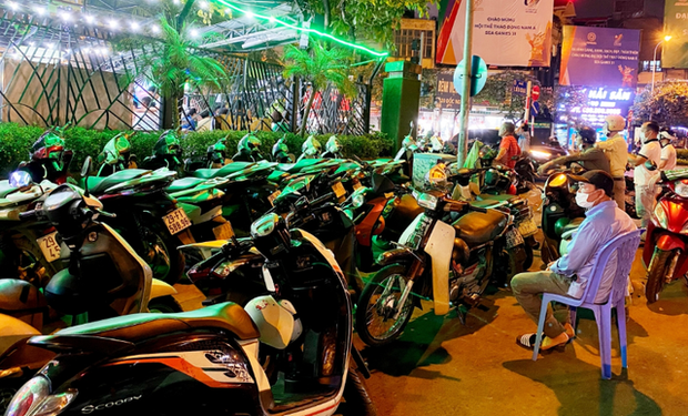 Quán bia hơi Hà Nội “hốt bạc” ngày nắng nóng - Ảnh 4. Quán bia hơi Hà Nội “hốt bạc” ngày nắng nóng - Ảnh 4.