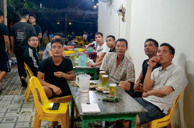 Quán bia hơi Hà Nội “hốt bạc” ngày nắng nóng - Ảnh 5. Quán bia hơi Hà Nội “hốt bạc” ngày nắng nóng - Ảnh 5.