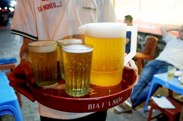 Quán bia hơi Hà Nội “hốt bạc” ngày nắng nóng - Ảnh 6. Quán bia hơi Hà Nội “hốt bạc” ngày nắng nóng - Ảnh 6.