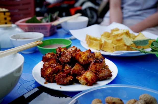Quán bia hơi Hà Nội “hốt bạc” ngày nắng nóng - Ảnh 7. Quán bia hơi Hà Nội “hốt bạc” ngày nắng nóng - Ảnh 7.