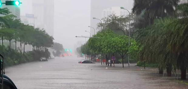Mưa lớn, đường phố Hà Nội biến thành sông, ngập lút bánh xe - Ảnh 5.