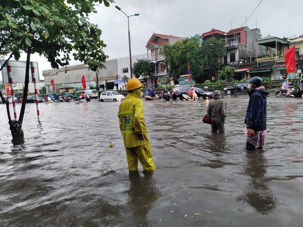 Mưa lớn, đường phố Hà Nội biến thành sông, ngập lút bánh xe - Ảnh 8.