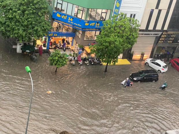 Mưa lớn, đường phố Hà Nội biến thành sông, ngập lút bánh xe - Ảnh 11.